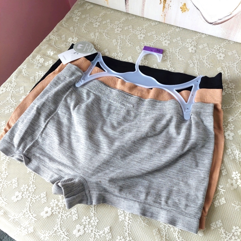NWT Women's Comfort Fit Seamfree Boyshort Shorties Underwear (3-Pack) - Picture 4 of 11